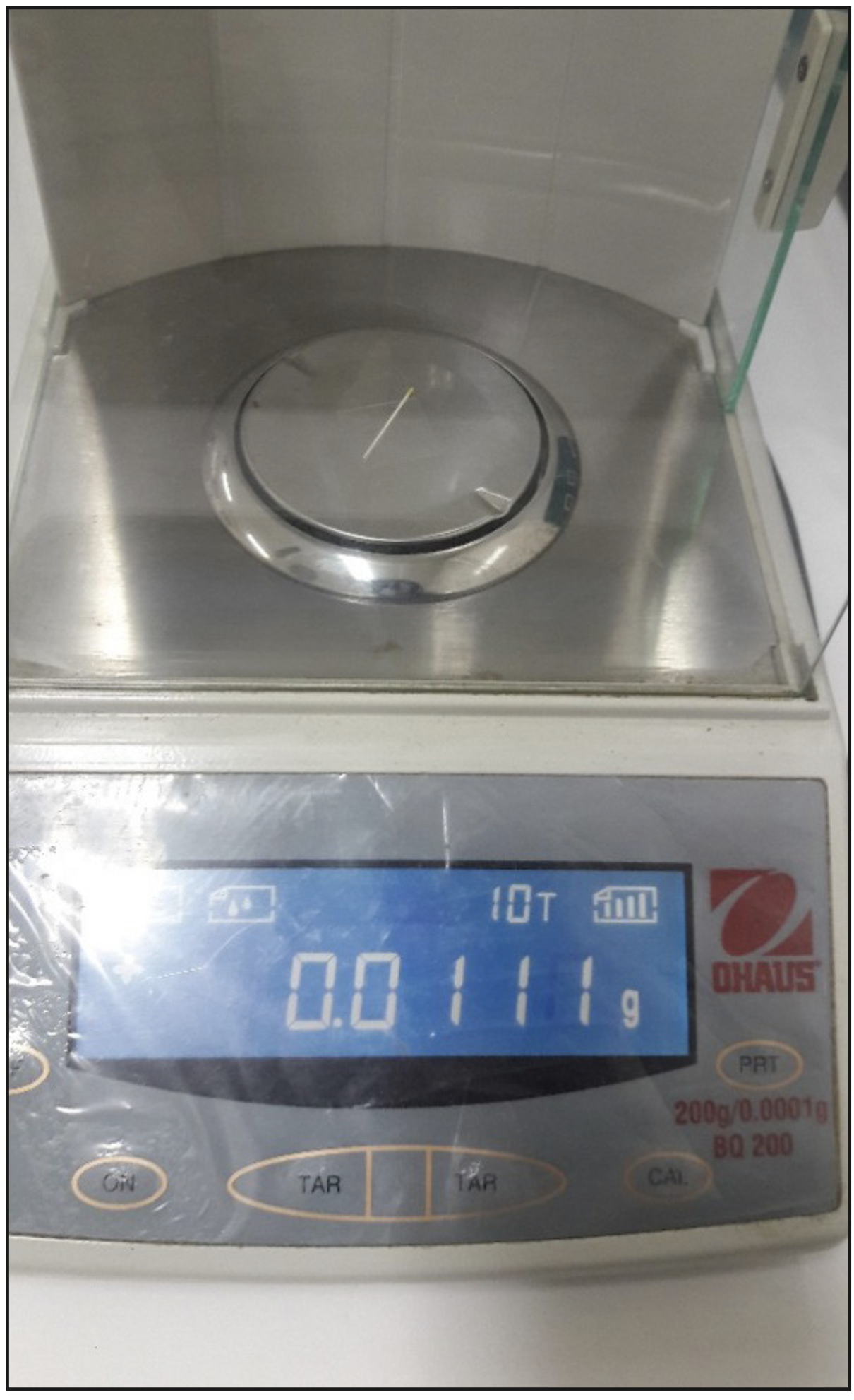 Figura 1. Proceso de laboratorio en el cual se coloca el cono de papel dentro de la balanza analítica para medir su peso inicial.